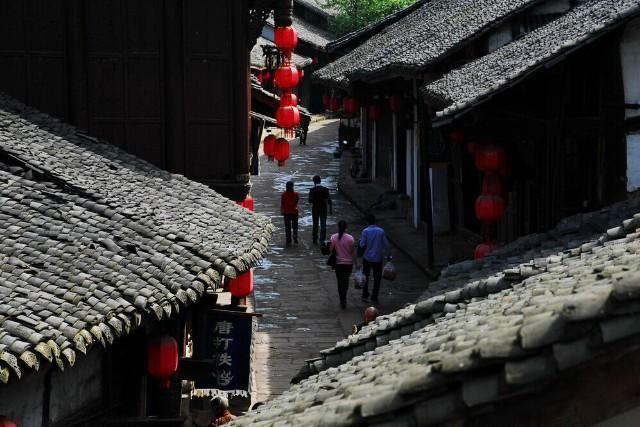 实拍：略阳白水江镇集市，有免费理发的，有送春联的，敲锣打鼓热闹了